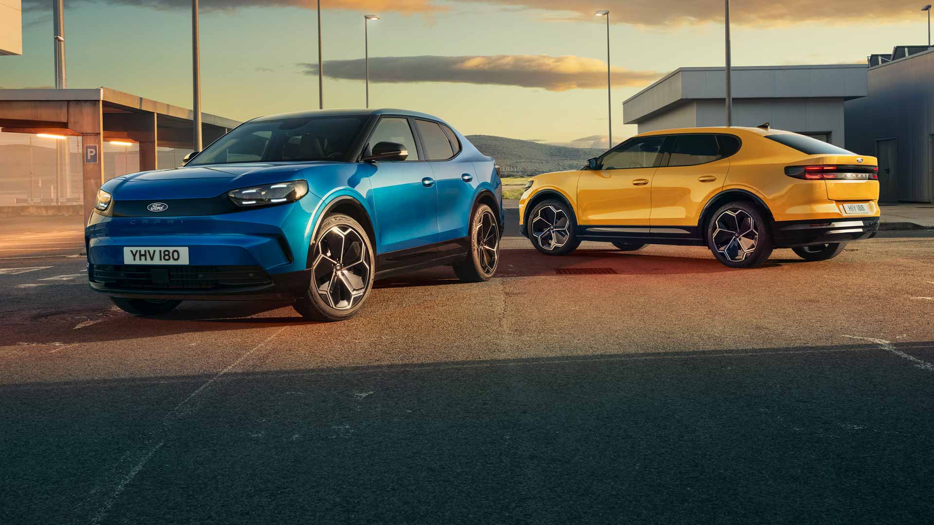 Un  Ford Capri® elettrico blu e uno giallo parcheggiati insieme su una strada.