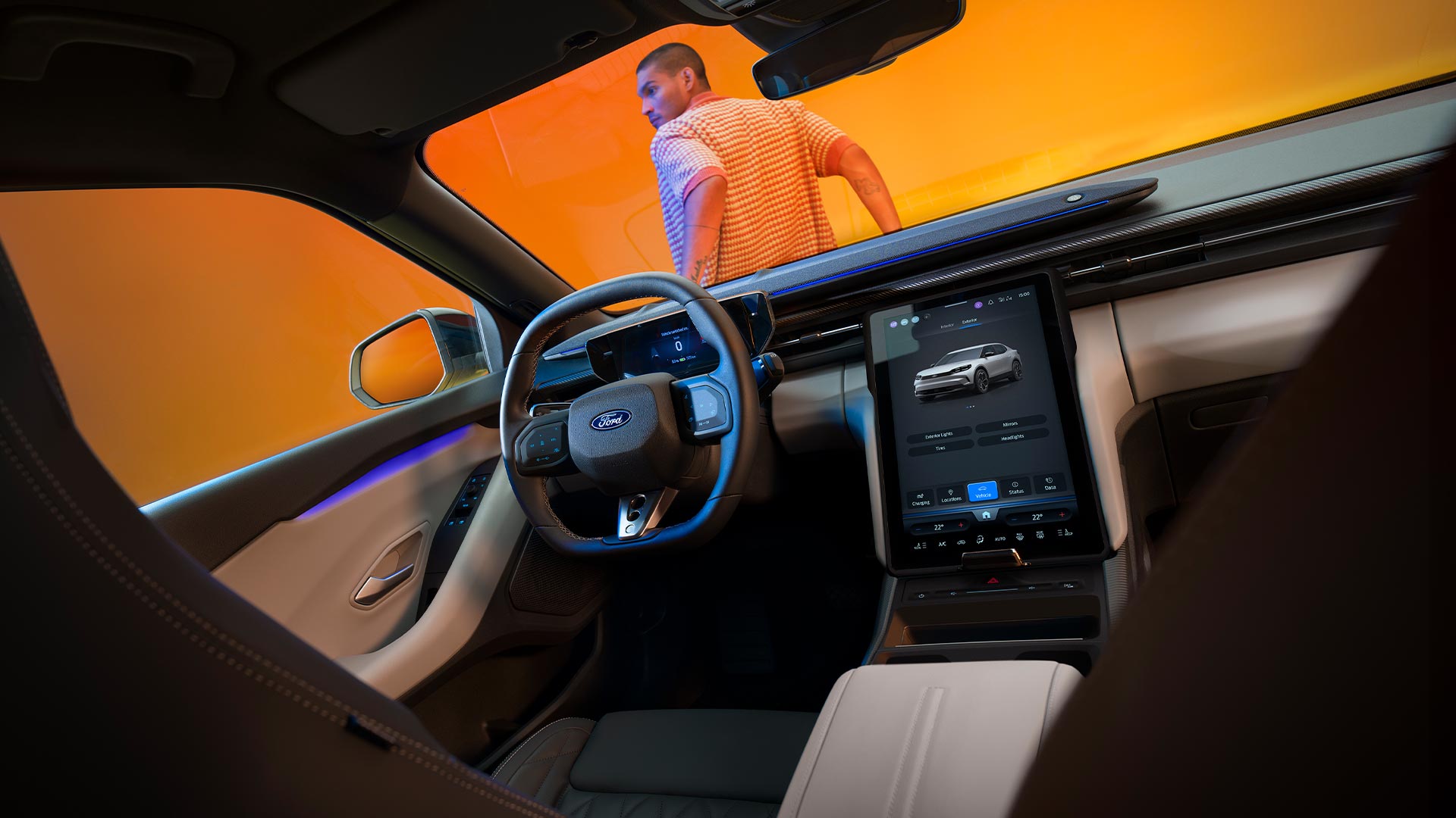 Interni del nuovo Ford Capri® elettrico con l'ampio touchscreen e il sistema di navigazione satellitare connesso al cloud.