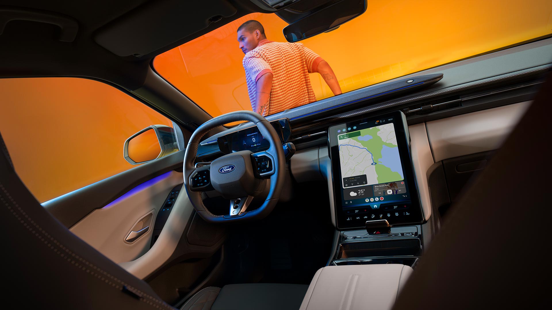 Interni del nuovo Ford Capri® elettrico con l'ampio touchscreen e il sistema di navigazione satellitare connesso al cloud.