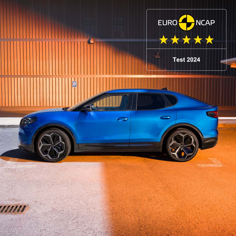 Ford Capri blu di lato con 5 stelle Euro NCAP.