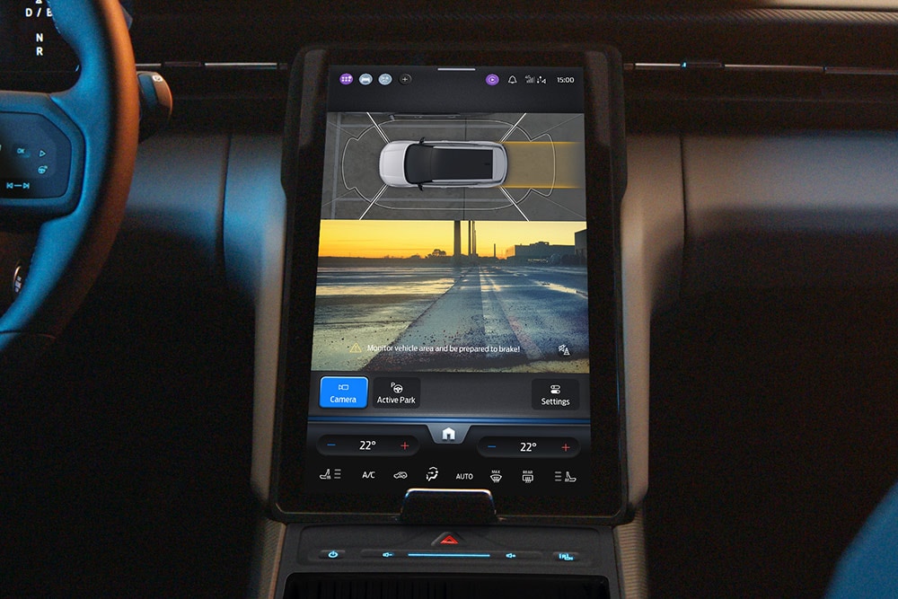 Primo piano del touchscreen del nuovo Ford Capri® con telecamere a 360° e tecnologia di assistenza attiva al parcheggio.