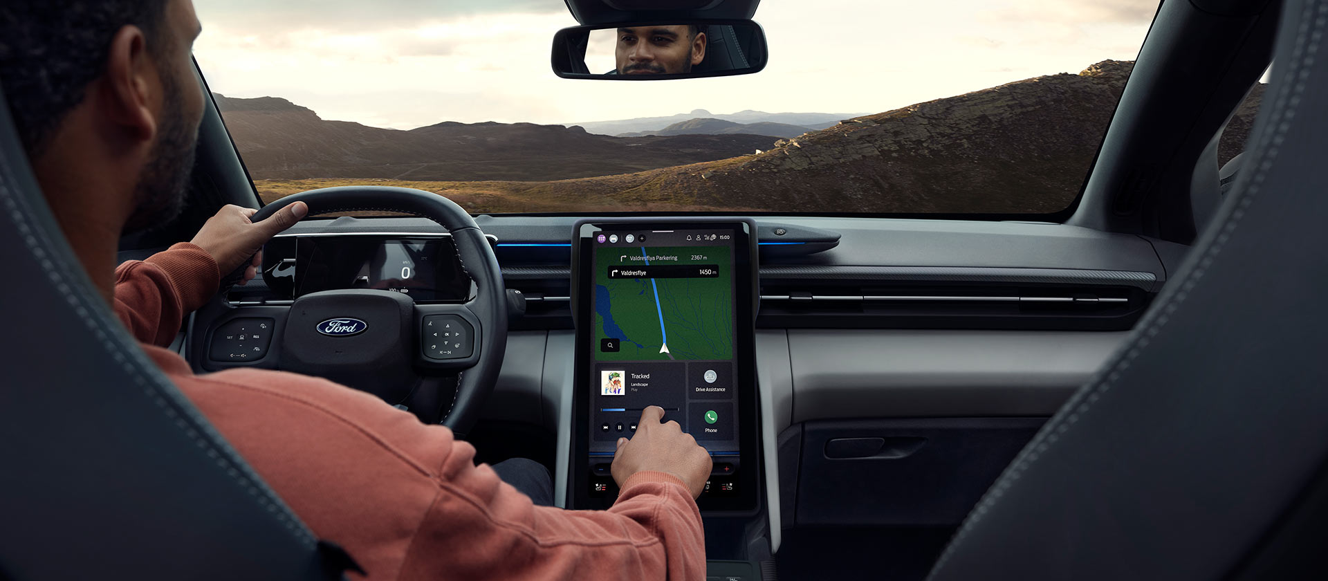 Il conducente interagisce con il touchscreen SYNC® Move da 14,6"del Ford Explorer.