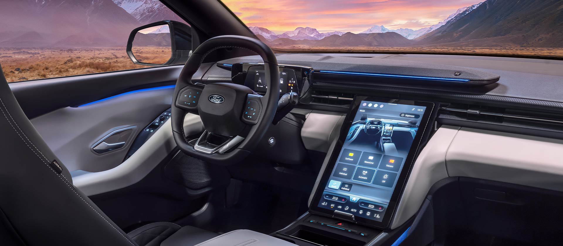 Primo piano dello schermo 14.6" SYNC Move Touchscreen del Ford Explorer.