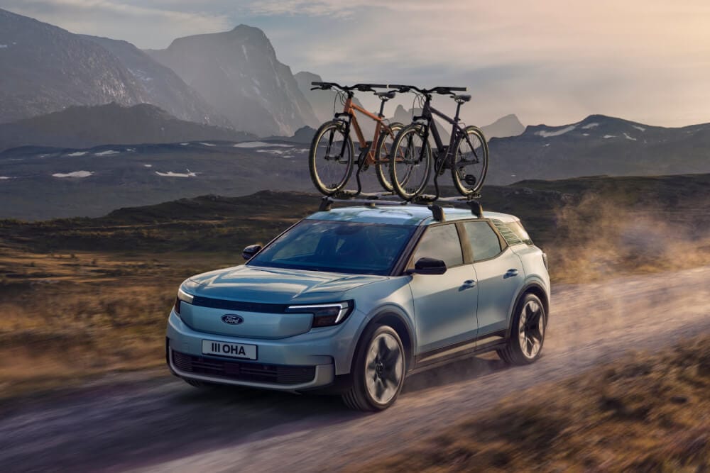 Ford Explorer con portapacchi per bici sul tetto.