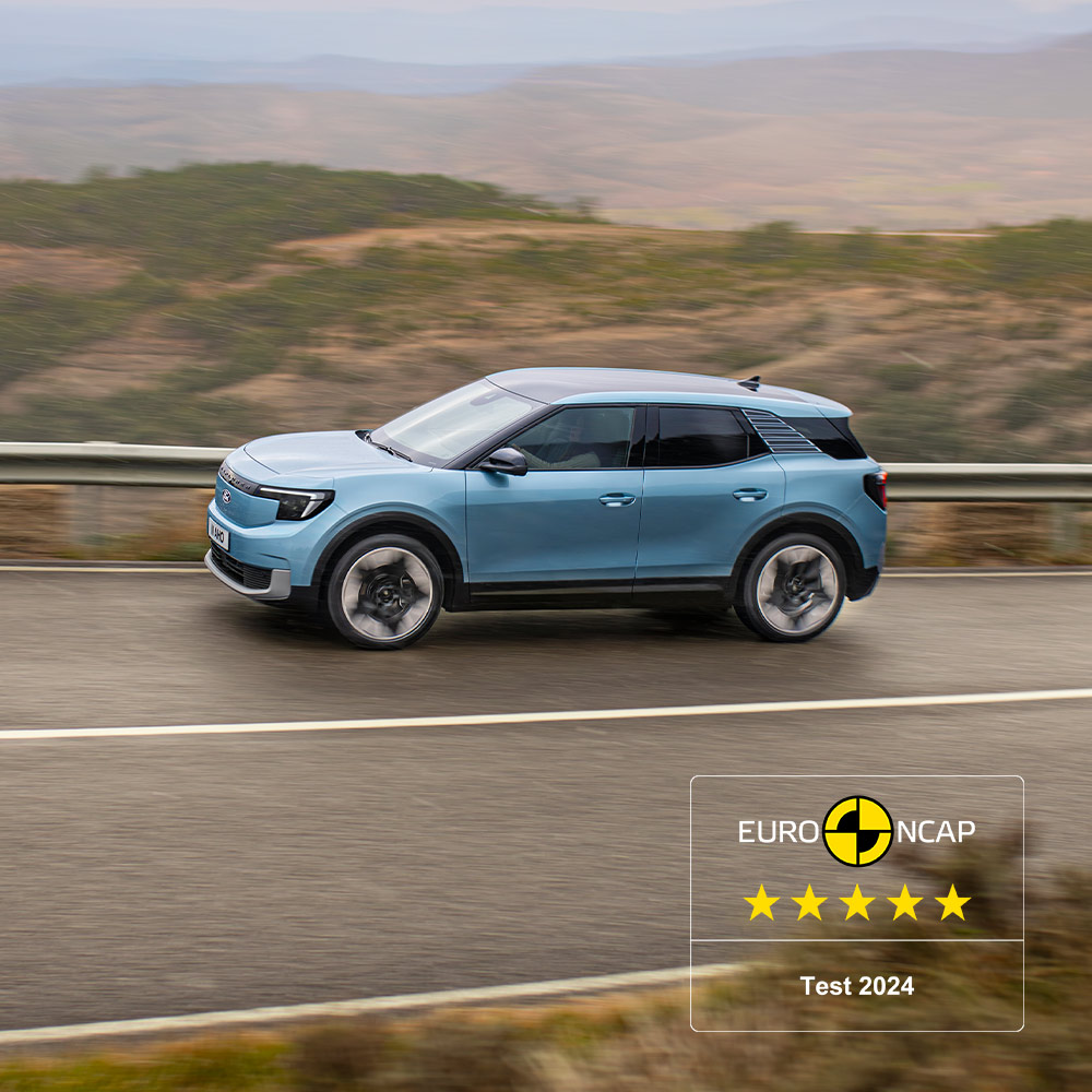 Ford Explorer blu in movimento su una strada di montagna con il logo Euro NCAP 5 stelle.