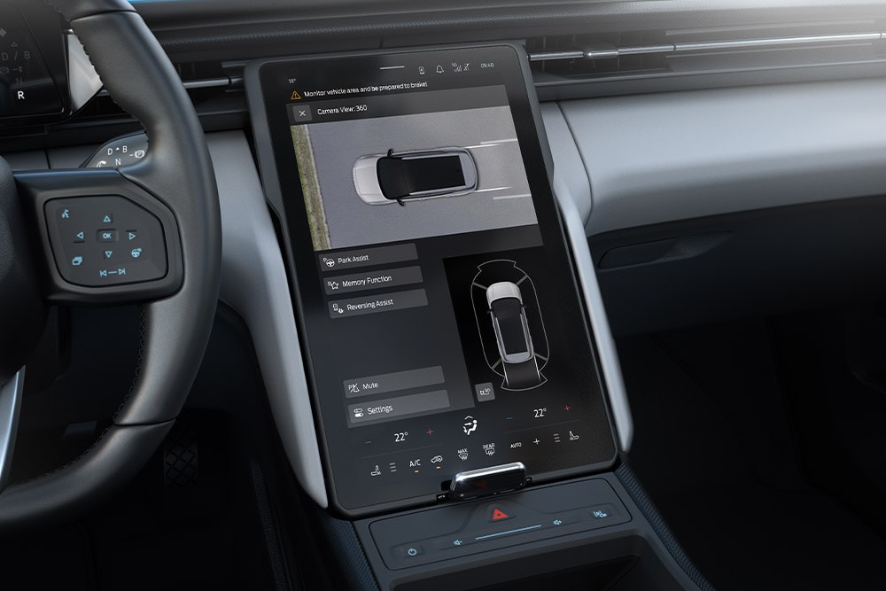 Primo piano del cruscotto di Ford Explorer® che mostra le dotazioni tecnologiche.