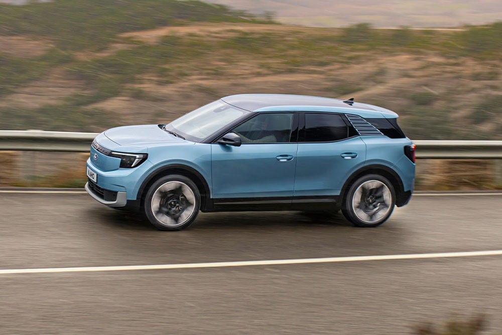Ford Explorer blu in movimento su una strada di montagna con il logo Euro NCAP 5 stelle.