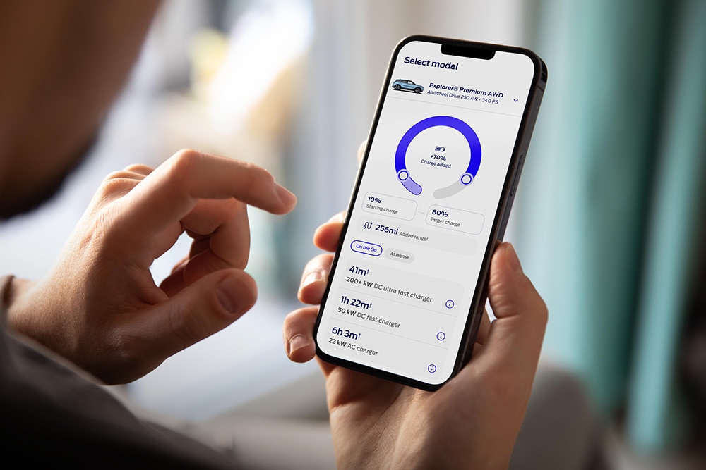 Un telefono cellulare che mostra lo strumento digitale Ford per il calcolo dell'autonomia elettrica e della ricarica.