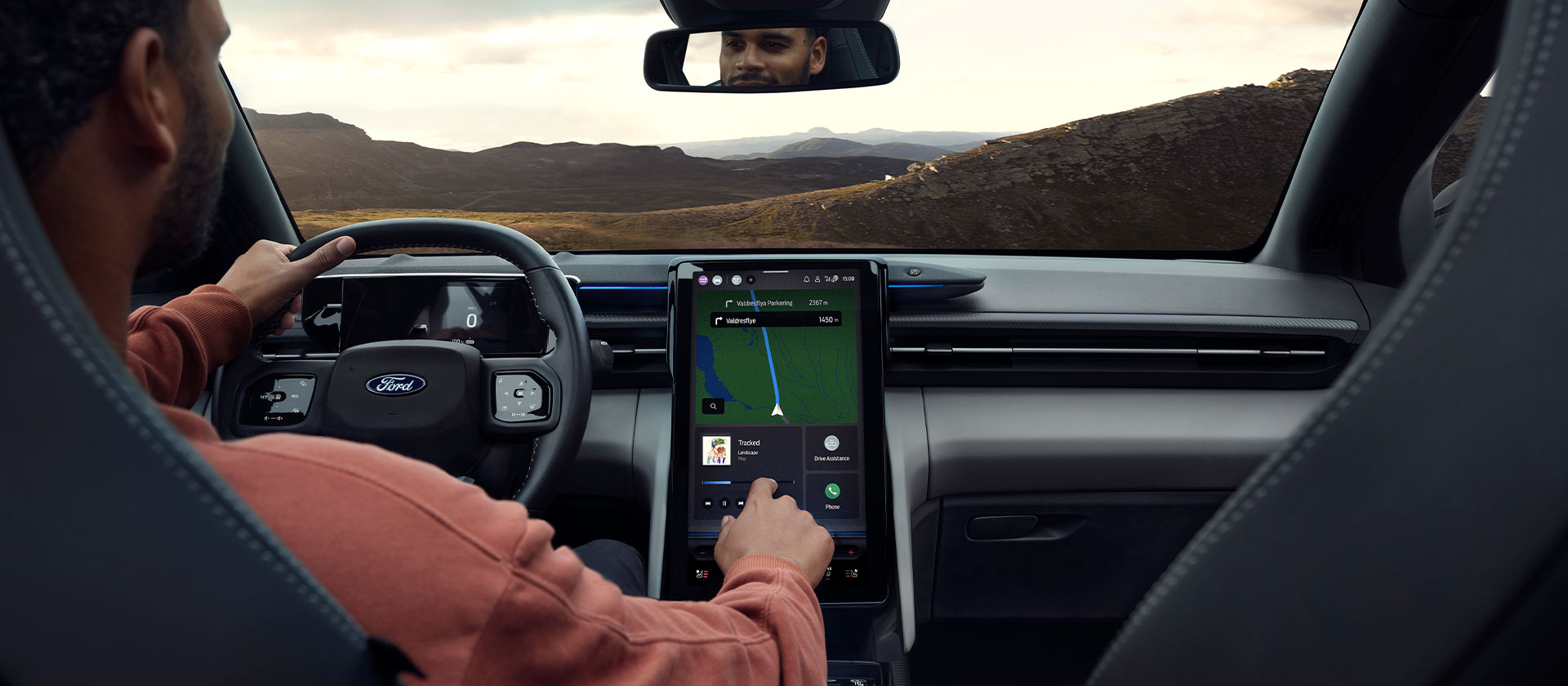 Il conducente interagisce con il touchscreen SYNC® Move da 14,6"del Ford Explorer.