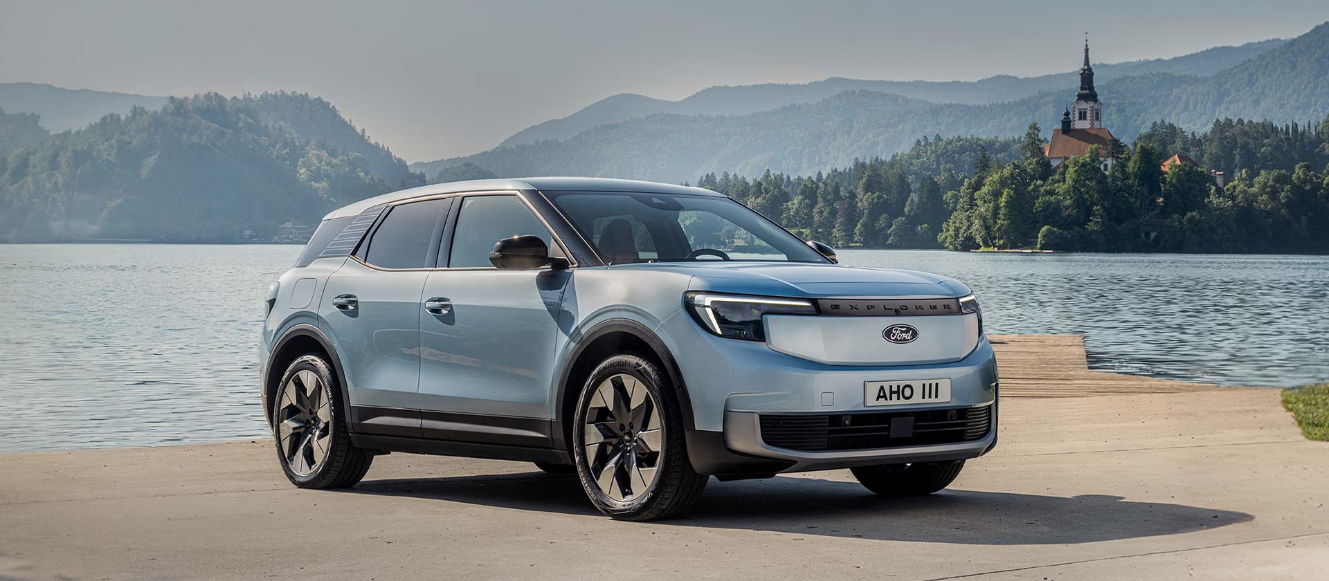 Il nuovo Ford Explorer® Blue Artctic, parcheggiato vicino a un lago.