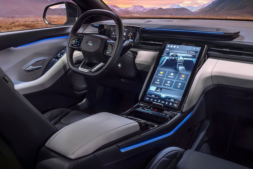 Interni del nuovo Ford Explorer® con illuminazione interna blu.