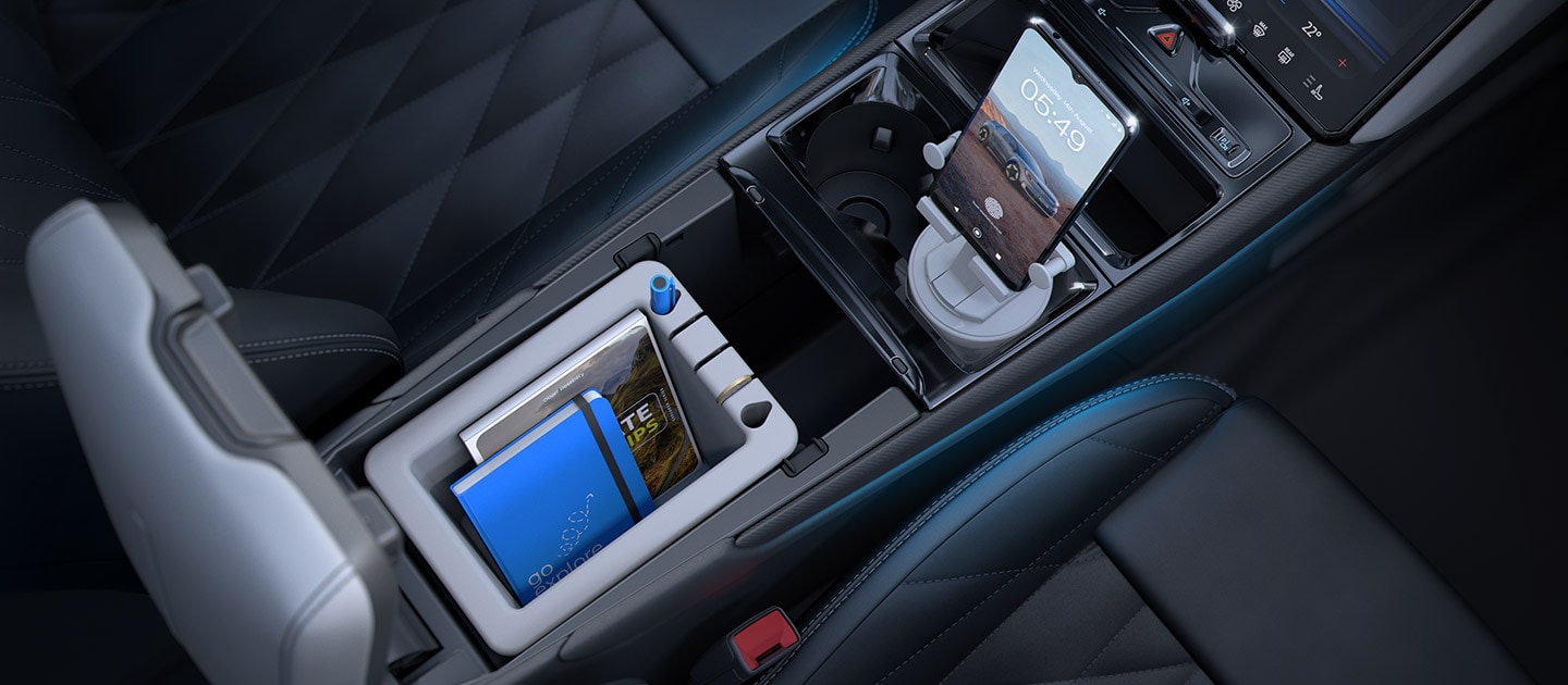 Il vano portaoggetti interno MegaConsole, con supporto per notebook e telefono cellulare.
