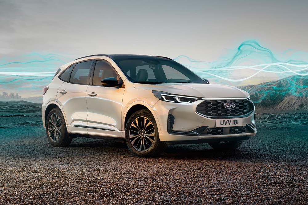 SUV Ford Kuga bianco parcheggiato all'aperto con effetti grafici astratti.