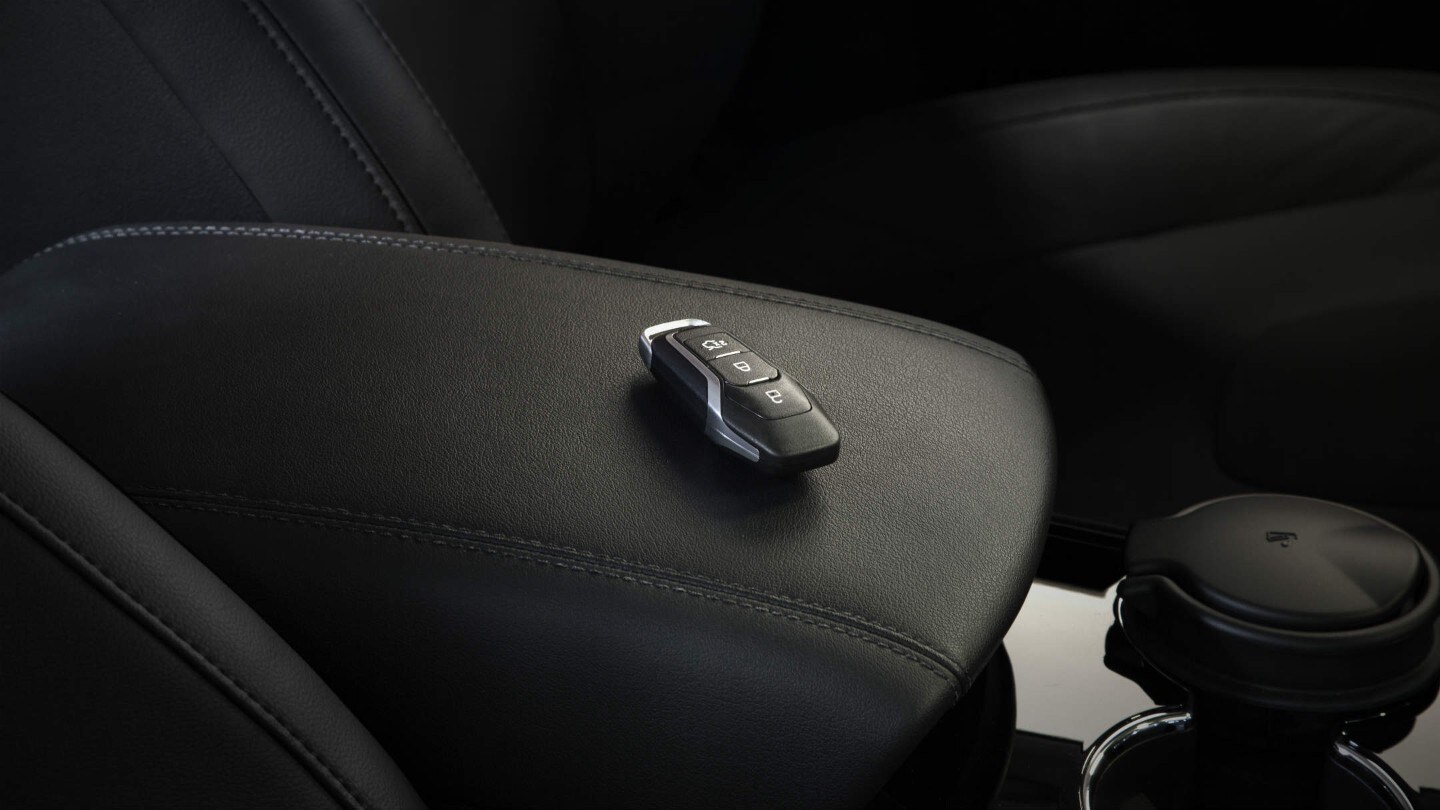 Portachiavi Ford con KeyFree System sul bracciolo