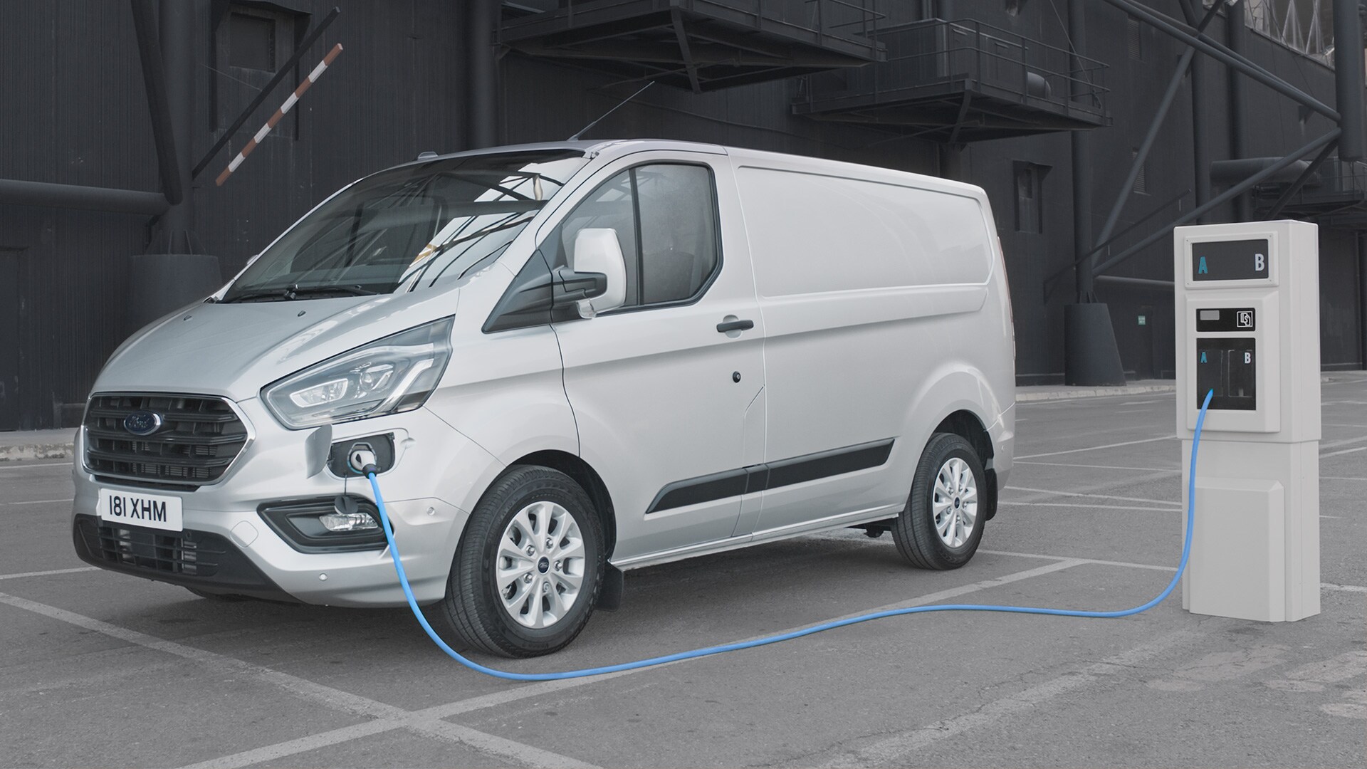 Transit Custom PHEV in ricarica