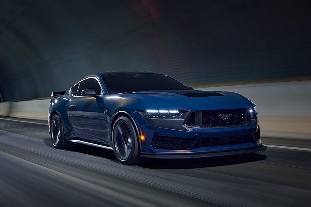 Un'auto sportiva Ford Mustang  vapour blue mentre attraversa un tunnel.