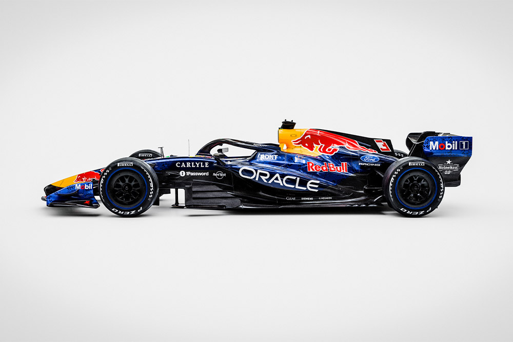 Un'elegante auto da corsa Red Bull Ford di Formula 1 su uno sfondo bianco pulito con i loghi degli sponsor Ford e Red Bull.