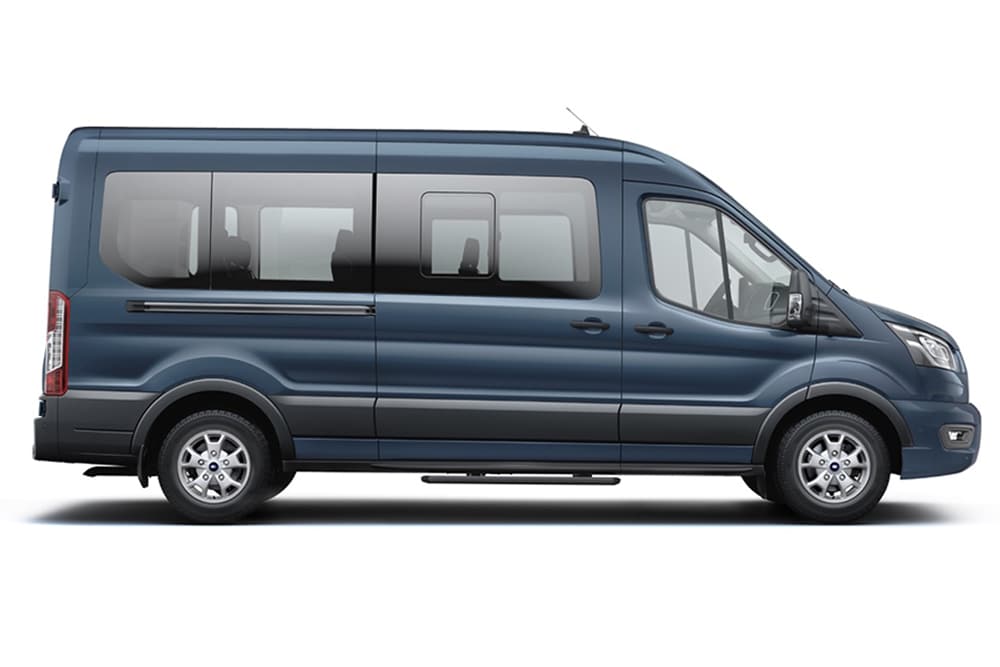 Minibus Ford Transit blue, parte della gamma Ford di multispazio e monovolume.