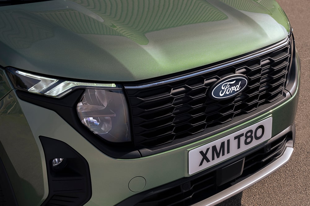 Griglia frontale e faro di un Ford Tourneo Courier verde.