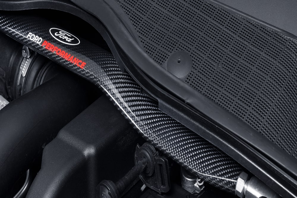 Primo piano di una parte del motore Ford Performance all'interno del cofano.