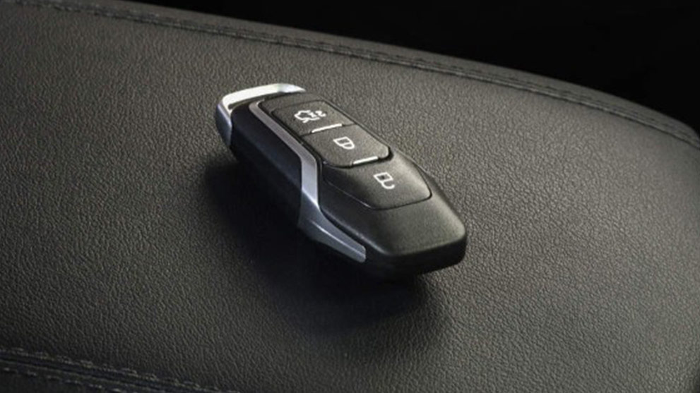 Portachiavi Ford con KeyFree System sul poggiamano