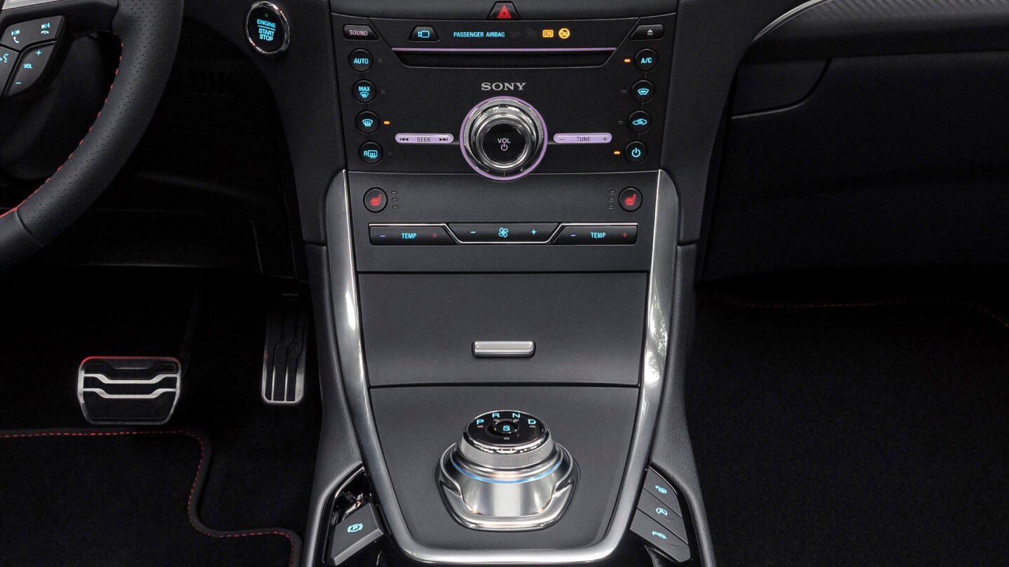 Ford S-MAX con controllo elettronico automatico della temperatura in primo piano sui comandi sulla consolle centrale