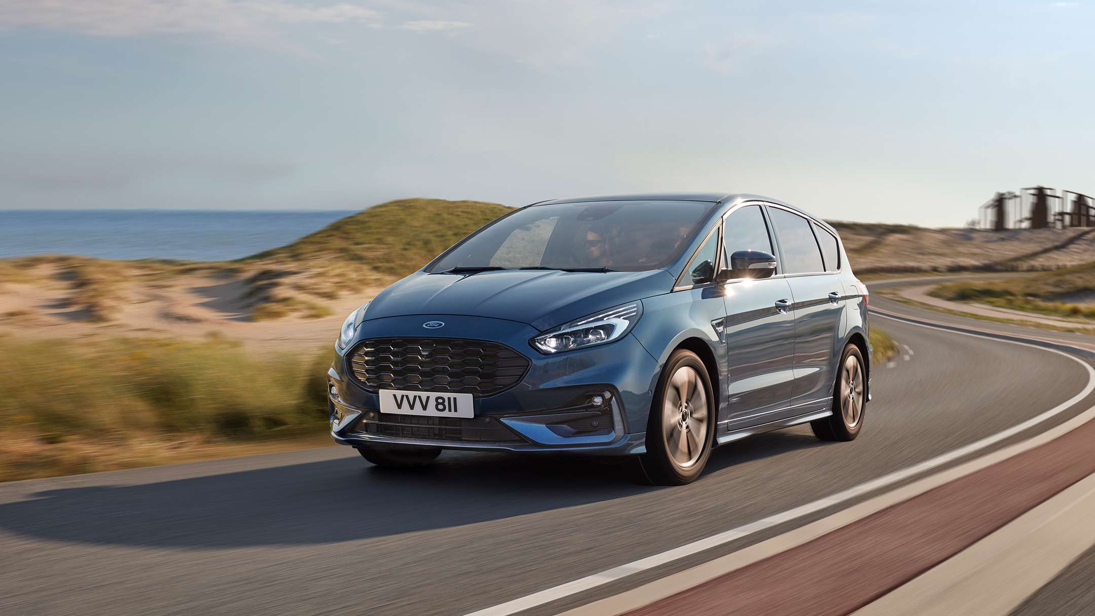Ford S-MAX in movimento sulla spiaggia