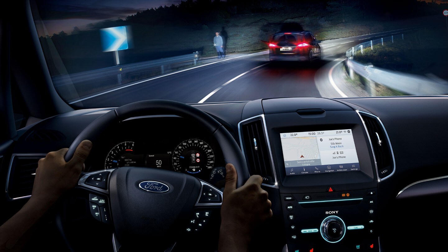 Ford S-MAX in movimento di notte, vista del conducente