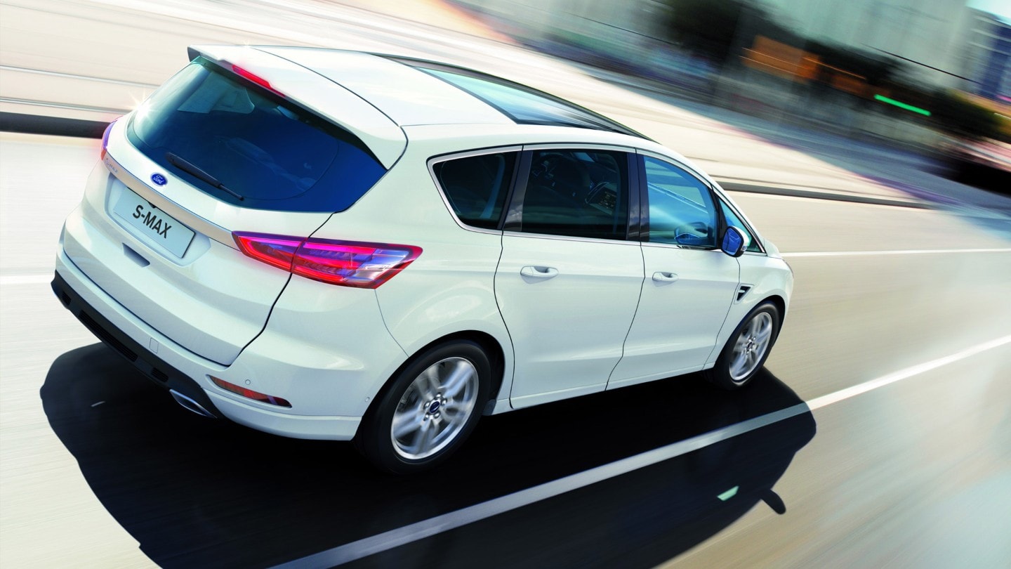 Ford S-MAX bianca in movimento in città
