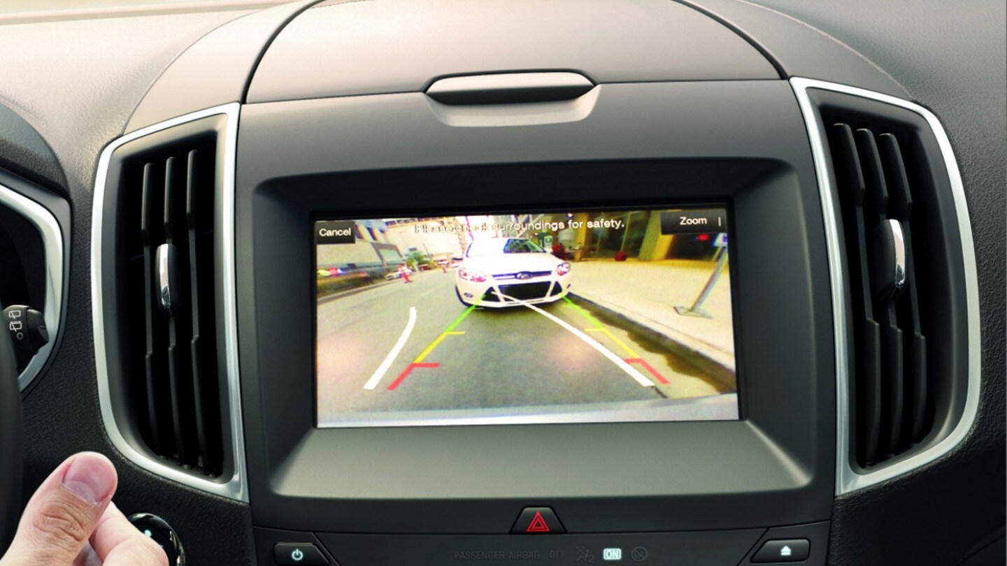 Pannello centrale Ford S-MAX con touchscreen che mostra la Rear View Camera attiva