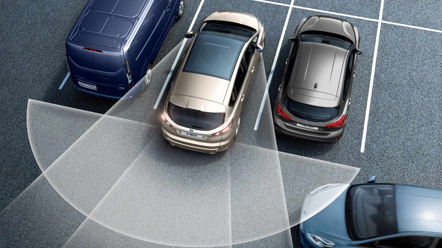 Ford S-MAX che esce in retromarcia dal parcheggio con Park Out Assist