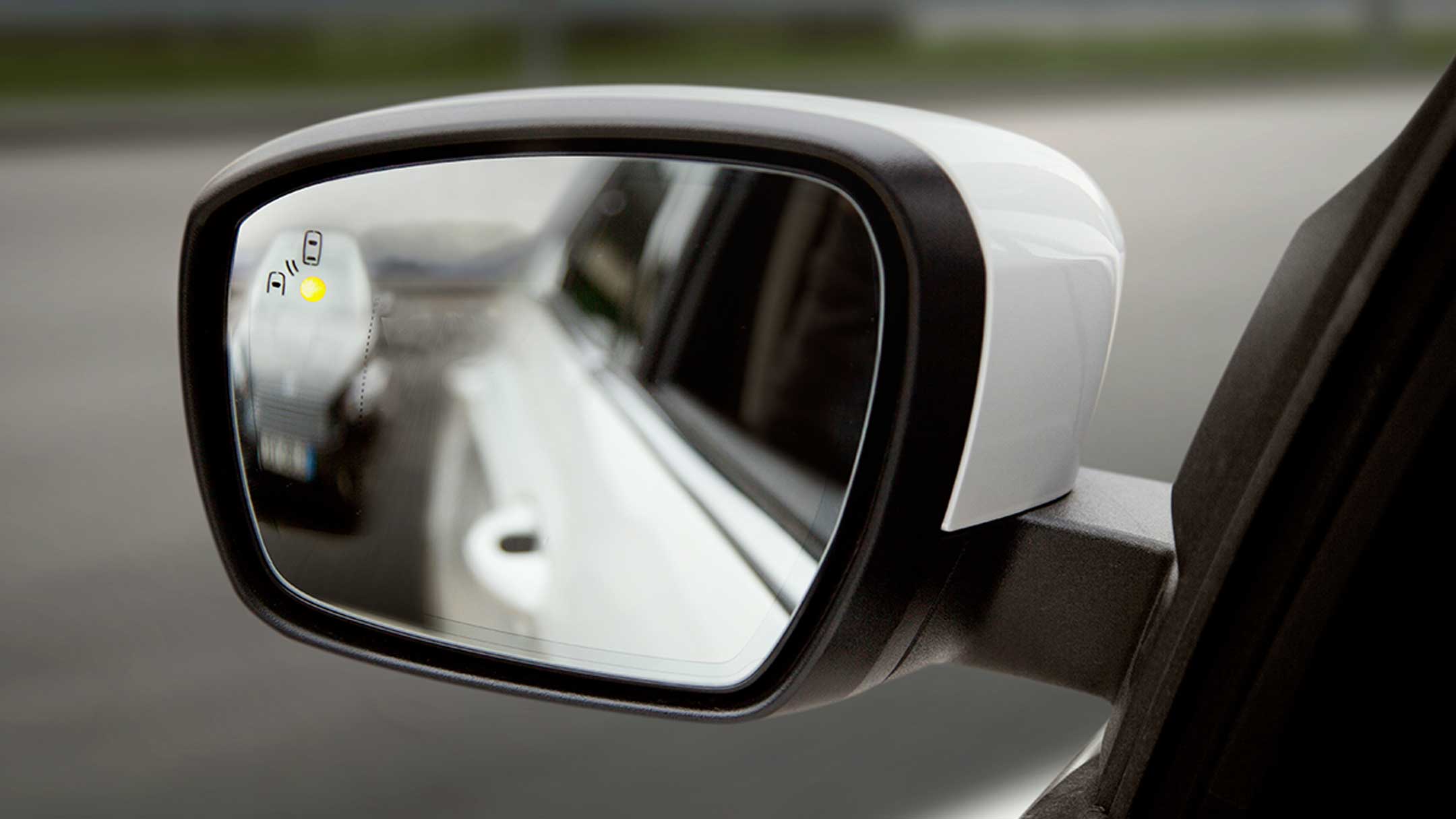 Dettaglio dello specchietto retrovisore destro di Ford S-MAX bianca