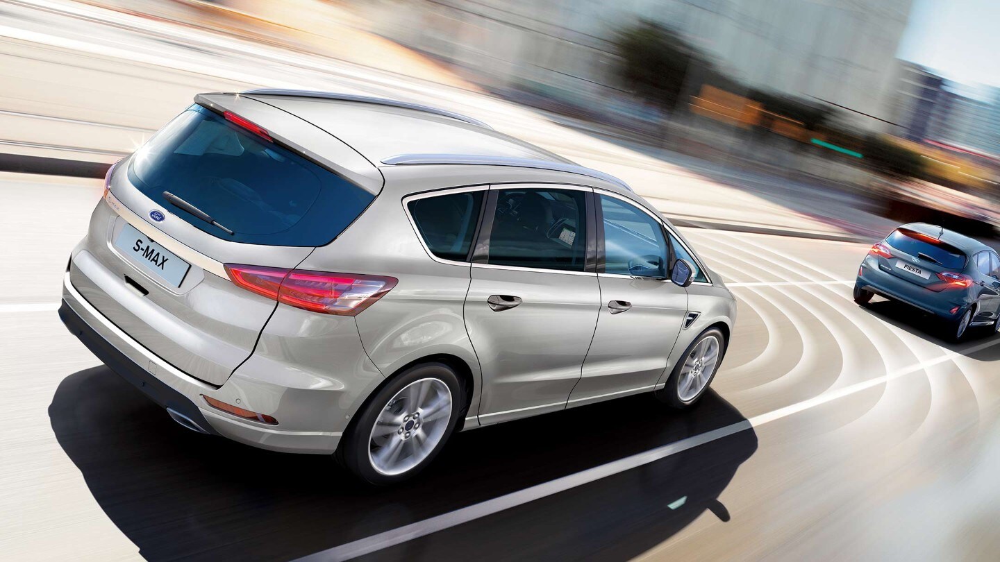Vista posteriore di Ford S-MAX che mostra l'adaptive cruise control 
