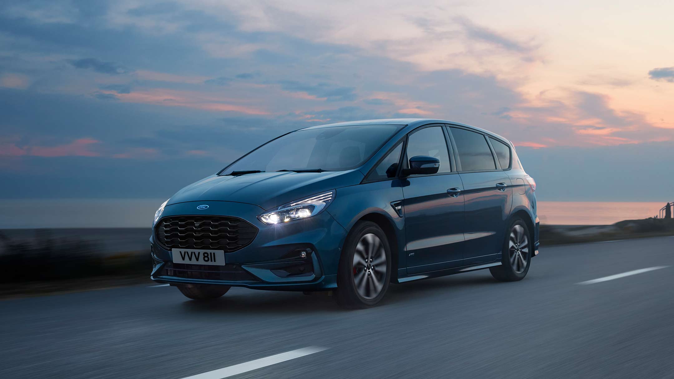 Vista frontale di Ford S-MAX in movimento al tramonto