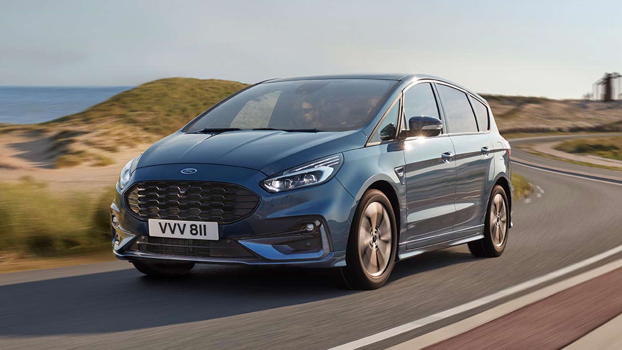 Ford S-MAX in movimento sulla spiaggia