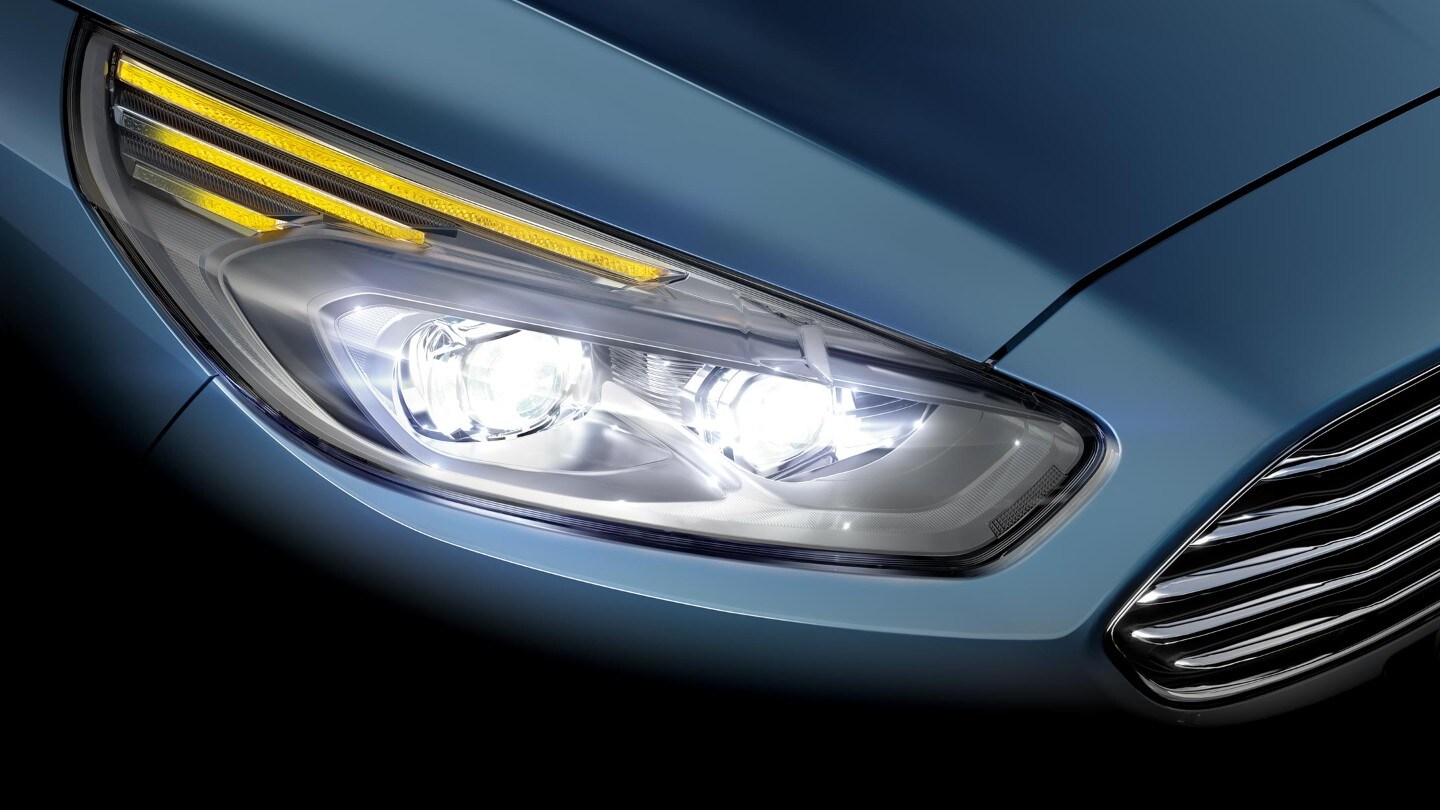Ford S-MAX primo piano dei fari LED