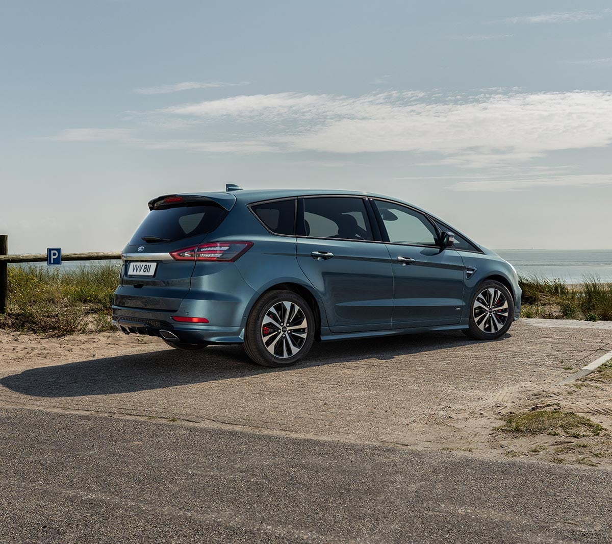 S-MAX Blue parcheggiata fronte mare