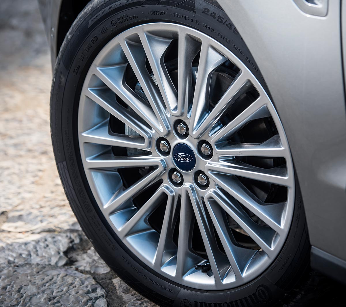 Ford S-MAX wheel trims car in silver