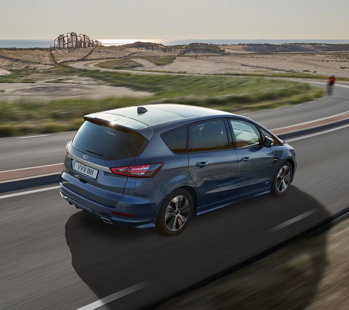 Vista posteriore di Ford S-MAX in movimento