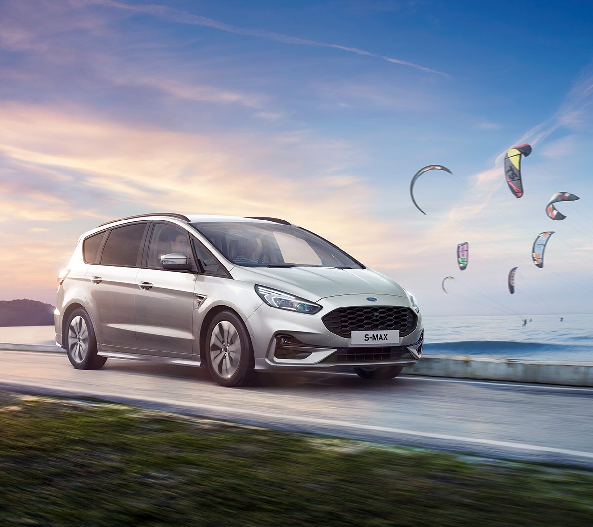 Vista frontale di S-MAX Silver in movimento