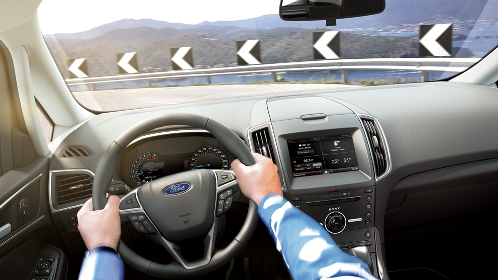 Visuale del guidatore a bordo di Ford S-MAX con le mani sul piantone dello sterzo