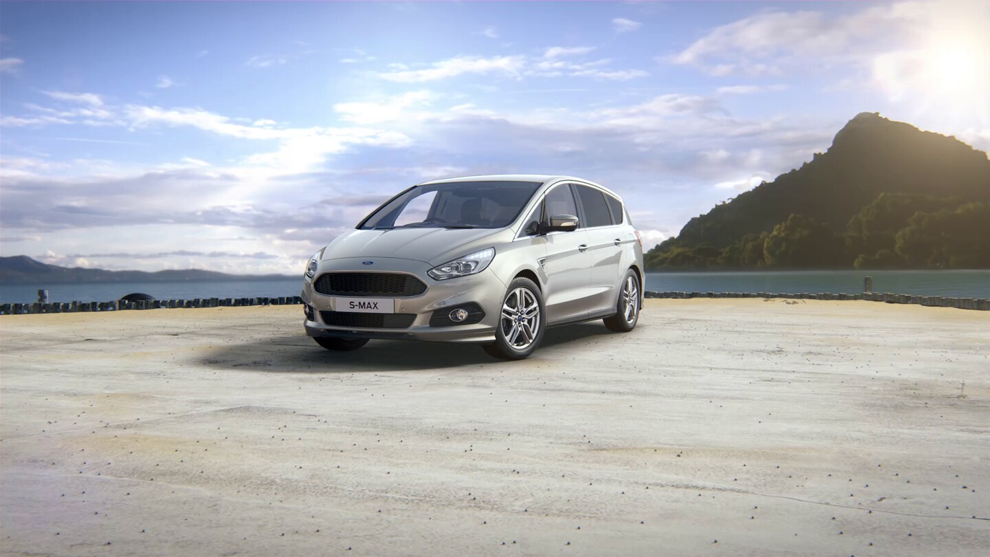 Video 360 degli esterni di Ford S-MAX che sosta davanti al mare con una montagna sullo sfondo