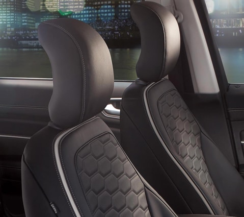 Interni Ford S-MAX Vignale che mostrano poggiatesta e sedili con motivi esagonali