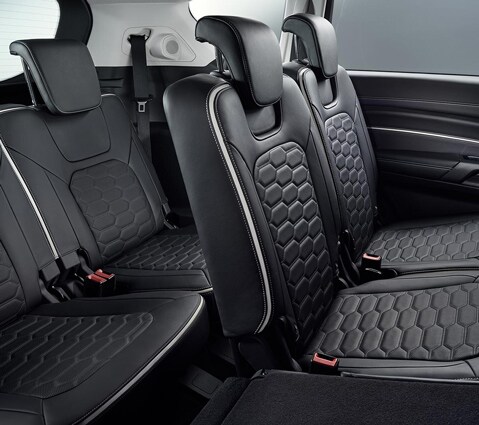 Interni Ford S-MAX Vignale che mostrano i sedili con motivi esagonali