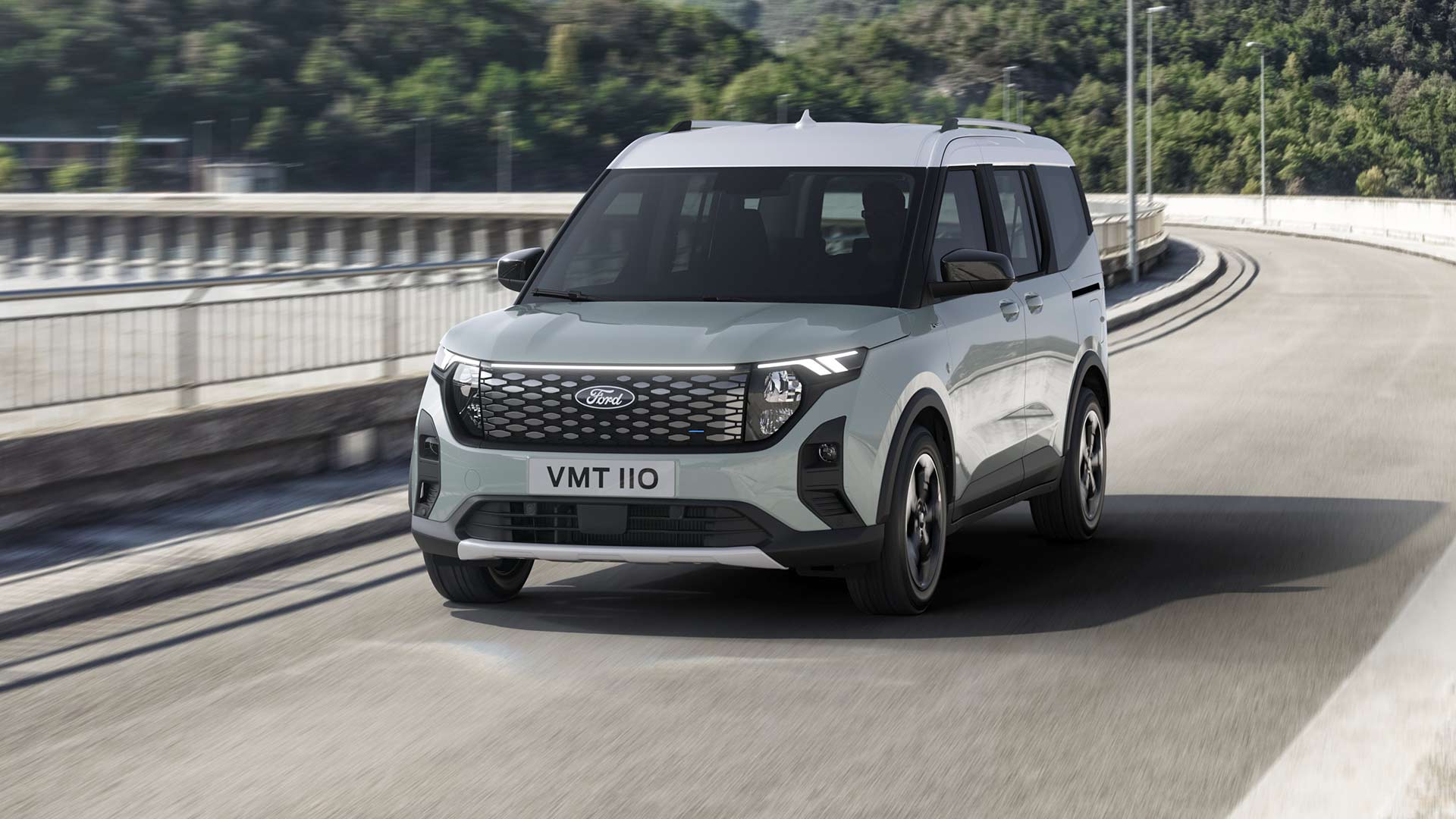 Ford E Tourneo Courier Active in colorazione Grey su strada