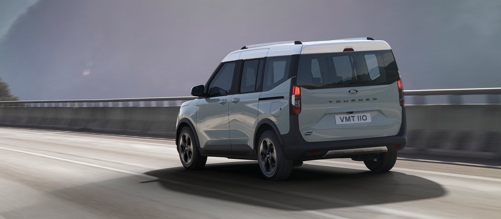 Ford E-Tourneo Courier Active con Paesaggio