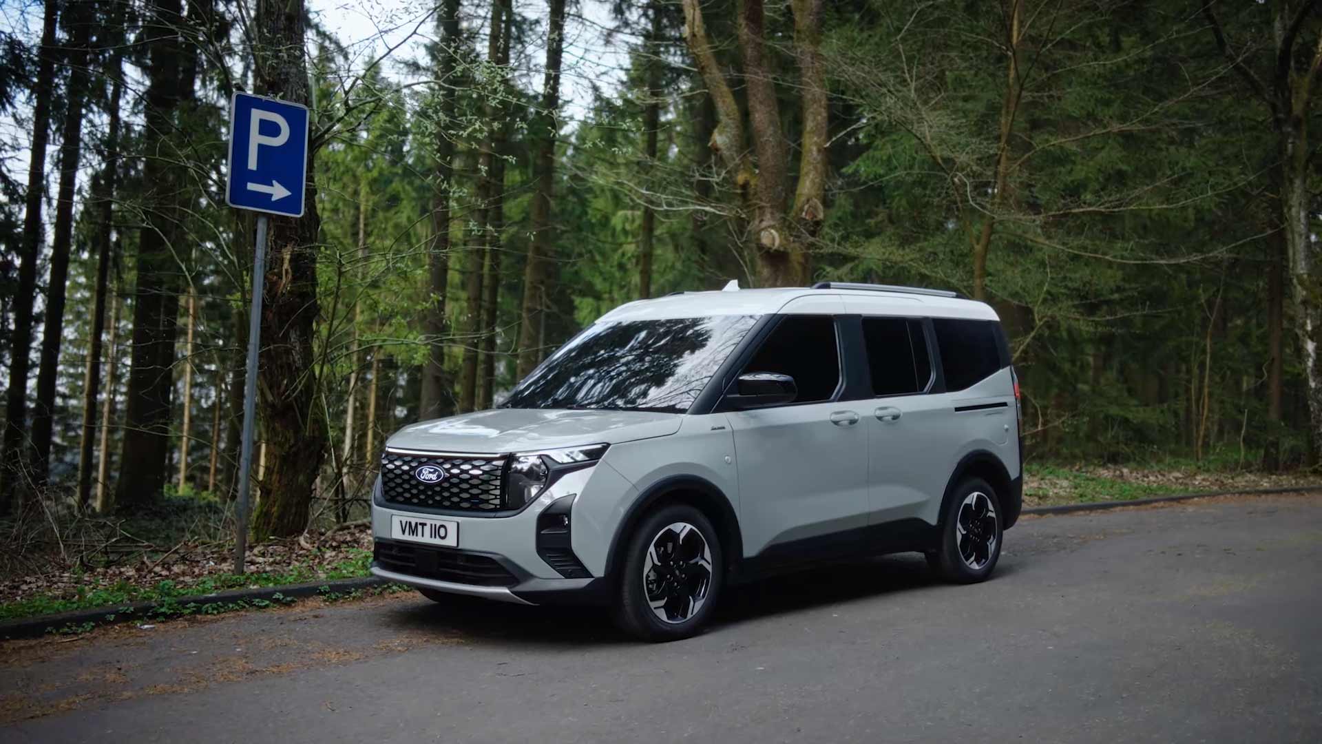 Ford E-Tourneo Courier Active nella foresta