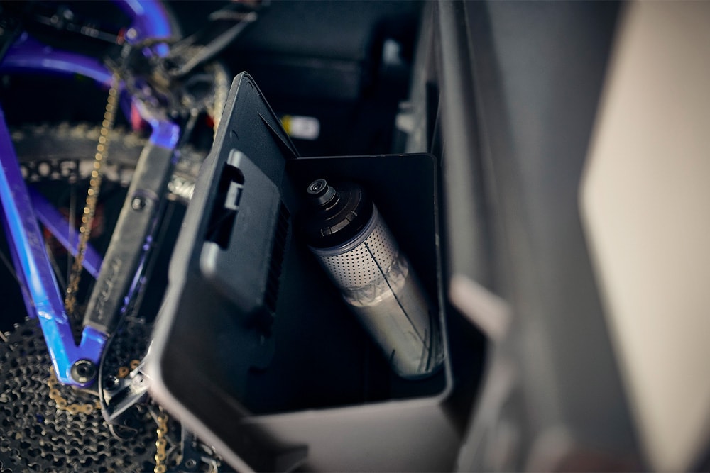 Ford E-Tourneo Courier Active Box con bicicletta