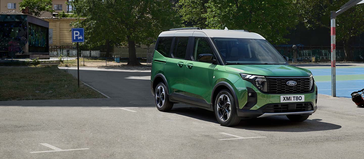 Paesaggio Ford Tourneo Courier nel parcheggio Verde