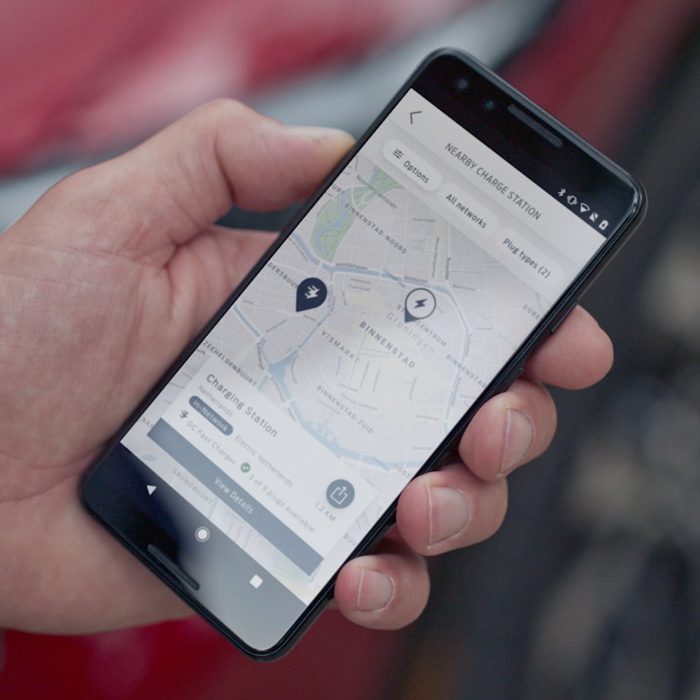 Una persona che usa l'app FordPass dallo smartphone